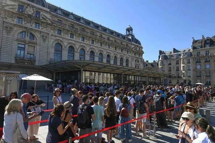 今年8月，巴黎奧賽博物館門口排隊的參觀者（法新社圖）