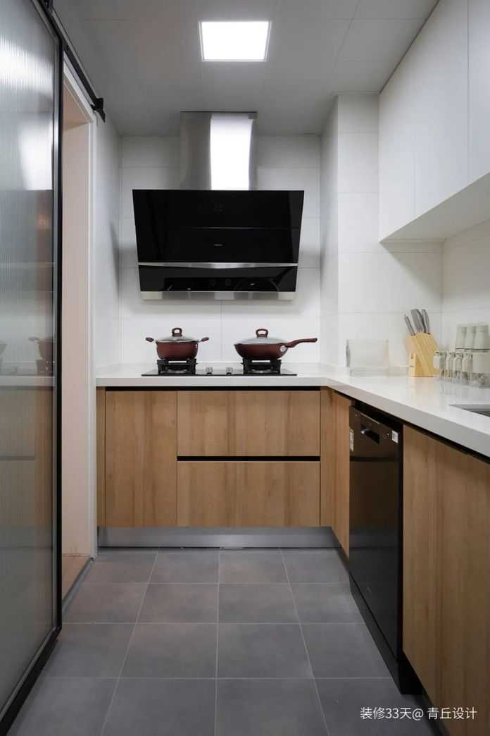將原始空間中的廚房門位置改變後，使原始一字型的廚房變成L型，增加操作區域，兩人同時在廚房忙活也不擁擠