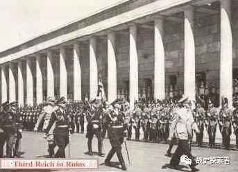 1937年7月18日，希特勒與希姆萊共同出席了「藝術之家」的開幕儀式，還檢閱了站在門口的「巴伐利亞王