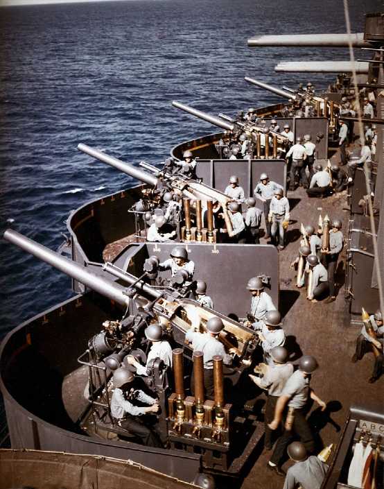 1944年6月15日，「新墨西哥」號戰列艦的5英寸副炮正準備向塞班島上的目標開火注意每門火炮左側的引
