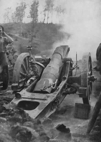 圖14：向法軍開火的15釐米榴彈炮