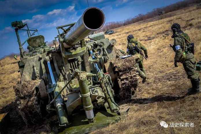 2019年的某次軍事演習中，抵達預設陣地後，幾名俄軍炮兵正準備部署己方的2S4「鬱金香」重型自行迫擊