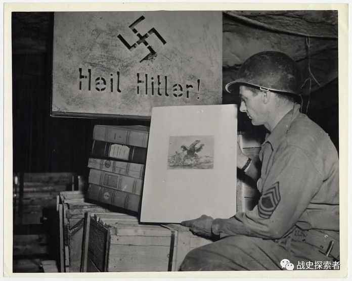 1945年，美國第3集團軍的一名士官發現了藏匿在鹽礦中的藝術珍寶，牆上還掛著碩大的納粹標語：「希特勒