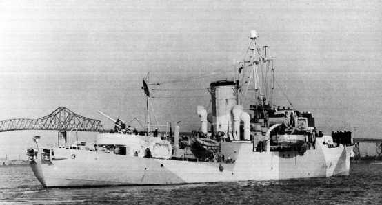 採用16號迷彩塗裝方案的「花」級輕型護衛艦，在該迷彩塗裝方案中，艦體兩側的圖案是相同的