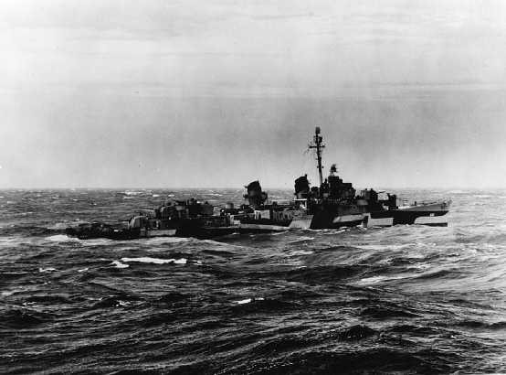 「本尼恩」號驅逐艦，屬於「弗萊徹」級，照片攝於1945年1月13日