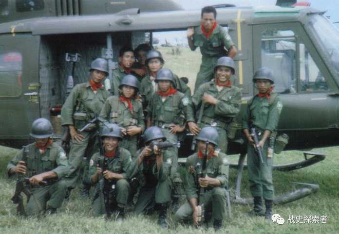 在鏡頭前展示武備的越南共和國機降步兵多數人仍在使用過時的M1「加蘭德」步槍，此外還有手持M1卡賓槍及