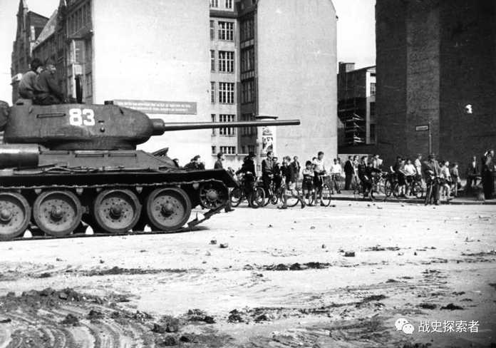「六一七事件」中，開進東柏林的蘇制T-34/85坦克