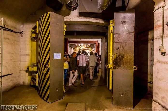 進入核武器庫這是巨大的金屬安全門。