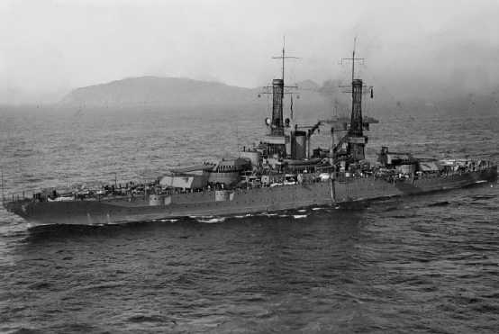 「新墨西哥」號戰列艦正在加利福尼亞州聖佩德羅外海航行，時間是1921年，背景中可見「威克斯」級驅逐艦