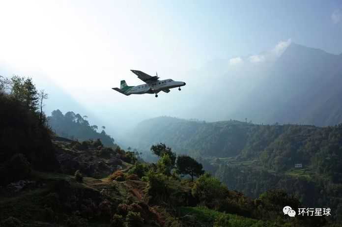 尼泊爾飛機在山谷間飛行