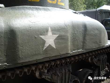 【「灰熊」坦克側面加裝的附加裝甲】