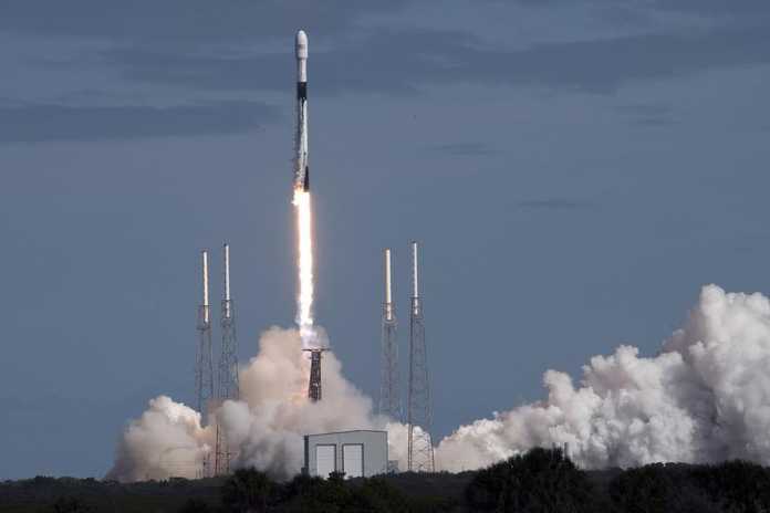 搭載星鏈衛星的獵鷹9號火箭正在發射