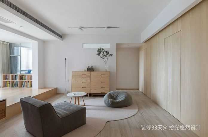 客廳，更注重互動性，取消傳統的沙發設計，不同的木色柔和在一個空間，完美扭轉空間的採光弱勢，右側選擇梨