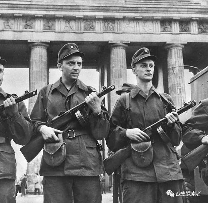 手持蘇制PPSh-41型衝鋒槍，在勃蘭登堡門前站崗的「工人階級戰鬥隊」成員