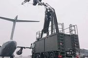 日本航空自衛隊C-2運輸機覆蓋積雪 專用除雪車上場 為起飛做準備