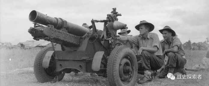 正在操作25磅短管野戰炮的澳軍炮手該炮多數用於火力支援任務，以發射高爆彈藥為主，雖配備有破甲彈，但初