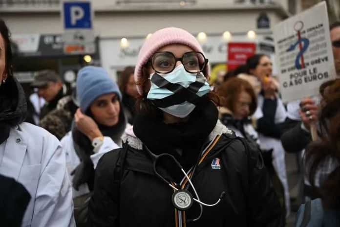 2022年12月1日，「明日醫生」組織和法國醫生工會聯合會（CSMF）在巴黎組織罷工活動（法新社圖）