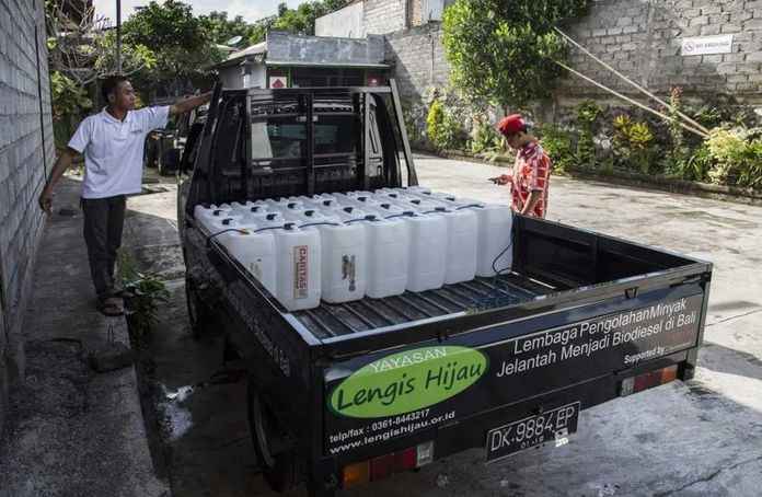 印尼工人正在運輸地溝油