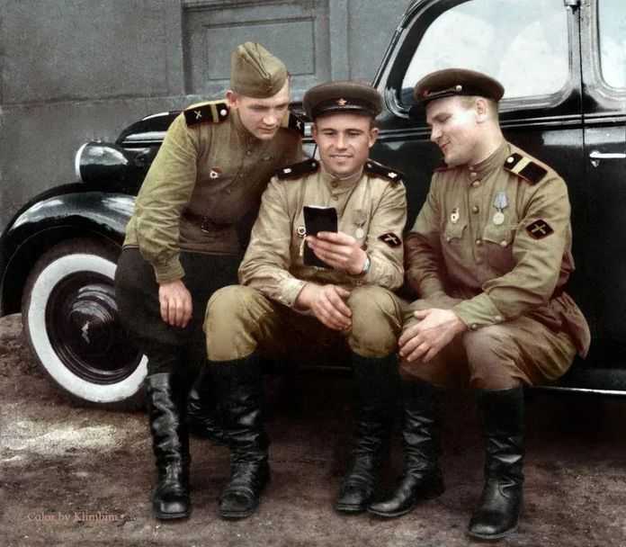 三位剛剛獲得獎章的蘇聯炮兵