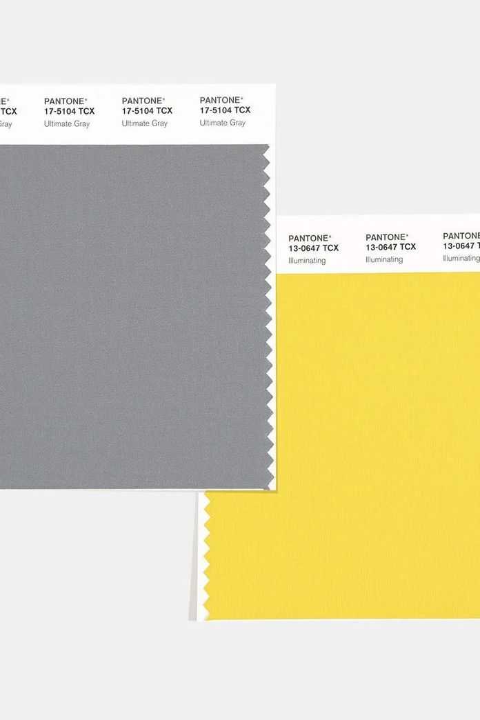 從2021年的年度代表色上也可以獲取一些配色上的靈感，亮麗的黃色內搭和包袋搭配起暗沉的灰色帶來畫龍點