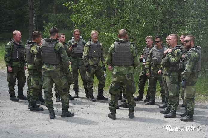 正在進行任務簡報的瑞典參賽隊成員這些人來自陸軍「斯卡拉堡」團（Skaraborg）下轄的「沃托夫塔」