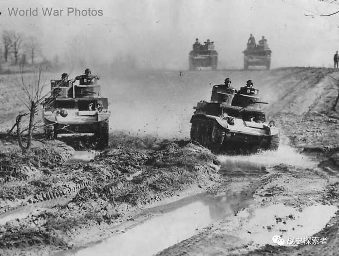 美軍第192坦克營編制下的M2A2輕型坦克正向預定目標發起衝擊，攝於1941年諾克斯堡的某次軍演中