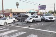 視訊！迪士尼樂園附近恐怖車禍，闖紅燈被撞飛導致8車事故，致1死10傷