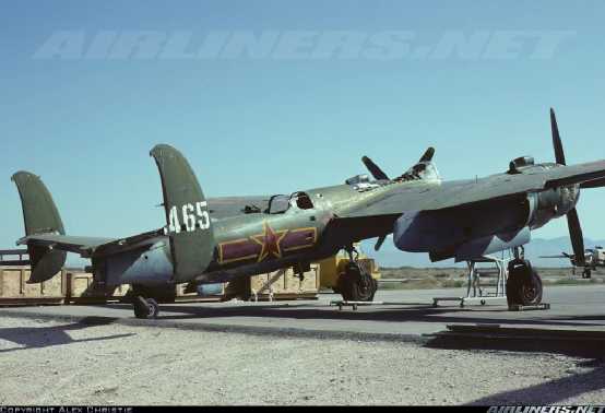 一架殘破的中國空軍的圖-2轟炸機，方向舵和升降舵不知所蹤該機於1991年被賣到美國，注意照片右側的B