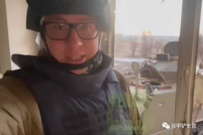 據俄羅斯前方記者報道，俄軍和烏東民兵在馬林卡地區艱難推進，右側窗外為一輛繳獲自烏軍的M113AS4裝