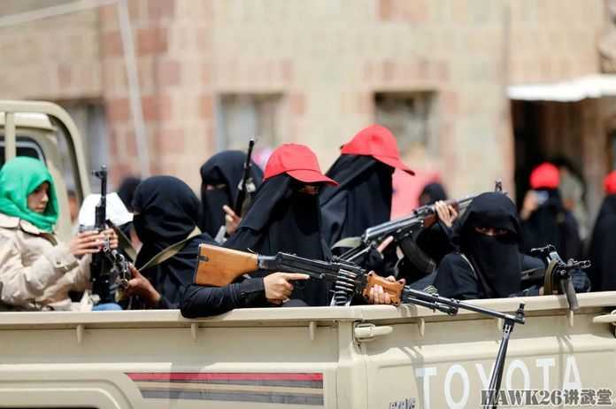 乘坐豐田皮卡參加遊行的葉門女性