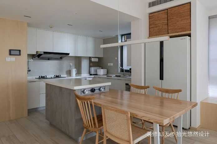 廚房與生活陽台結合，打造一個L型廚房加島臺餐廳的形式，開放式的廚房與島臺之間形成黃金三角動線，洗、切