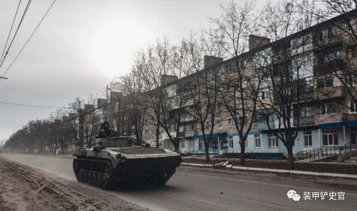 巴赫穆特街頭的烏軍裝甲車