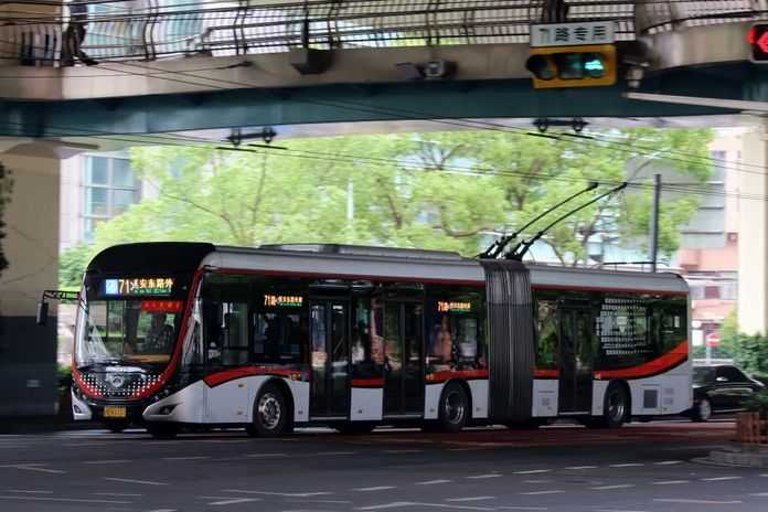 71路中運量無軌電車，是貫穿上海東西向的「公交主幹走廊」/良豪（攝於2019年6月，延安中路）