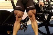 他的大腿堪稱「人肉發電機」，維度逼近80cm，擁有驚人的腿部力量！