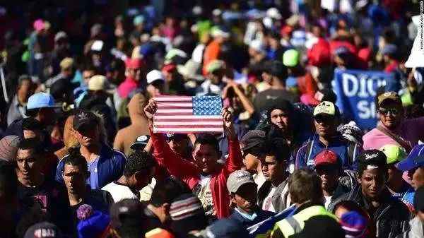 在墨西哥的邊境城市聚集的大批移民尋求進入美國
