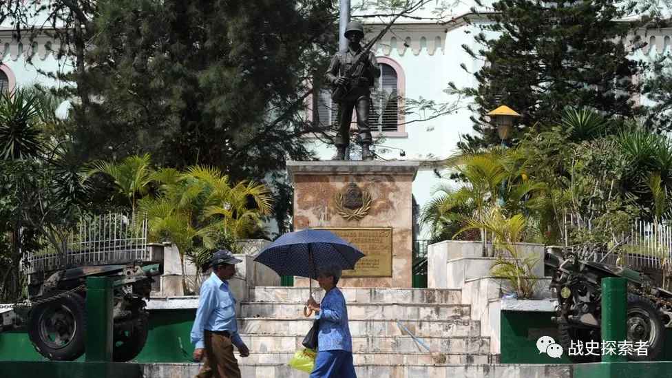 矗立於洪國首都特古西加爾巴的戰爭紀念碑，兩旁還擺著兩門M1型75毫米榴彈炮作裝飾