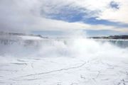 加拿大冬日的瀑布，世間難得的奇景