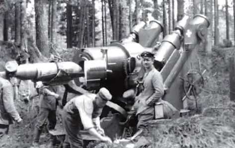 圖3：德軍炮兵在為該炮裝填炮彈