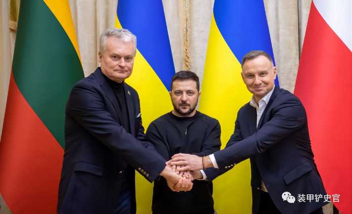烏克蘭總統澤倫斯基、立陶宛共和國總統吉塔納斯·瑙塞達和波蘭共和國總統安傑伊·杜達在利沃夫舉行的盧布林