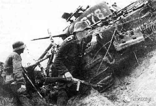 被德軍擊毀的「邱吉爾」MK.II型步兵坦克，背景處還有一名手持繳獲「湯普森」衝鋒槍的德軍士兵