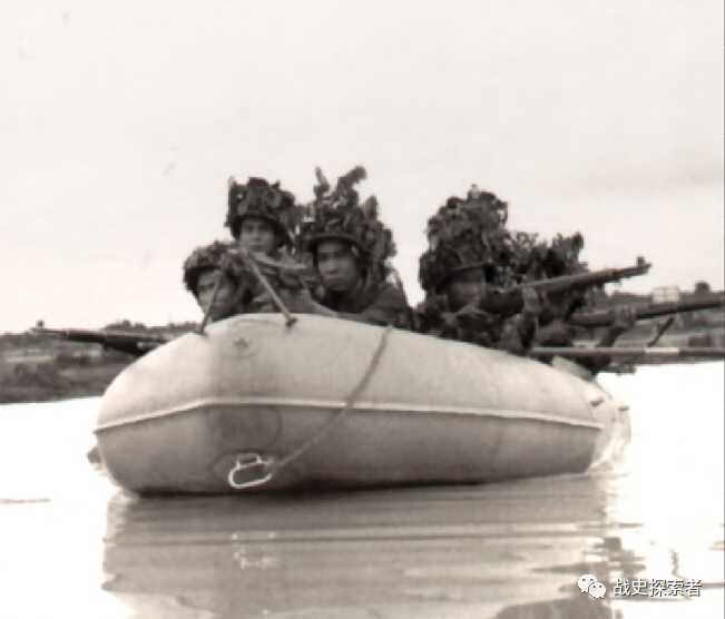 正在皮划艇上受訓的南越別動軍士兵除一人操作帶兩腳架的BAR1918型自動步槍外，其餘者均使用M1「加