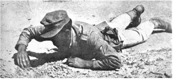 地雷是沙漠戰中的邪惡武器，這種陰險的武器給交戰雙方造成的傷亡不計其數。工兵每天冒著生命危險，用電子掃雷器探測地雷（上圖），然後徒手排雷。地雷發揮的作用，沒有哪個戰區能與北非相提並論。