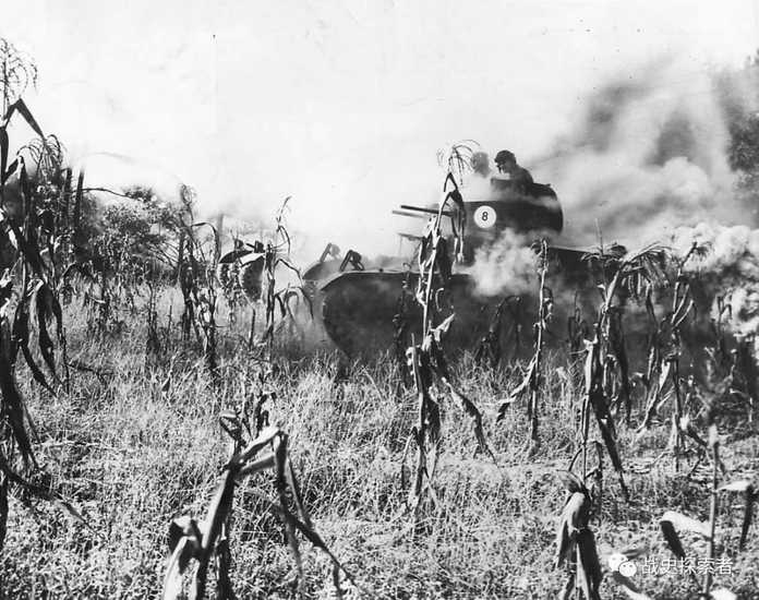 穿過濃霧，在田地中迅速向假想敵發起反擊的一輛M2A2輕型坦克，隸屬美軍第192坦克營攝於1941年阿