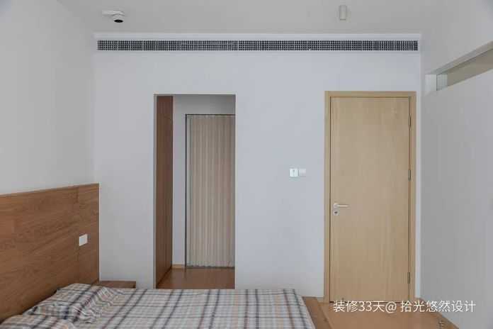 床左側的門洞裡面是步入式衣帽間，與洗手間相互連接的門洞，採用日本的摺疊門，價效比高，不佔用空間且防水