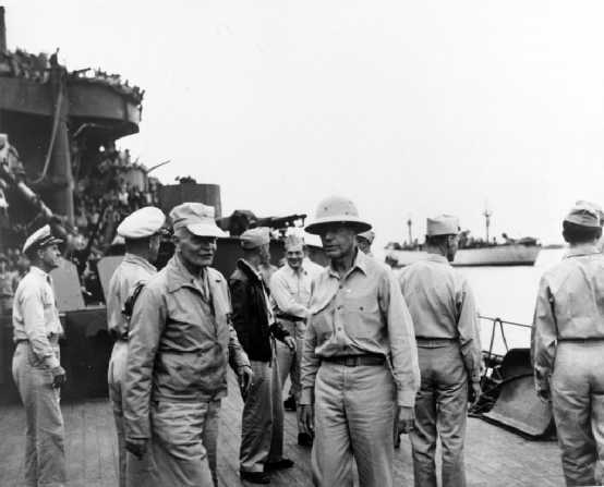 1945年4月27日，小威廉·哈爾西上將（左）和第五艦隊司令雷蒙德·斯普魯恩斯上將（右）在沖繩附近的
