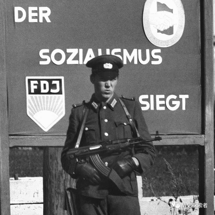 身挎AK-47突擊步槍的一名東德人民警察