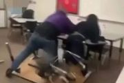 宣稱學生太吵，德州一代課老師壓制學生狂毆，暴行全被錄影！
