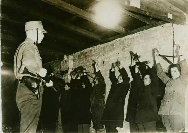 下圖為衝鋒隊員在1933年逮捕左翼人士