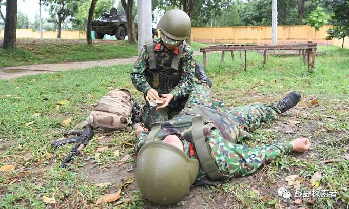 執行戰傷急救作業的越軍女兵