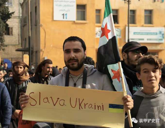 敘利亞民眾打出標語對烏克蘭表示支持